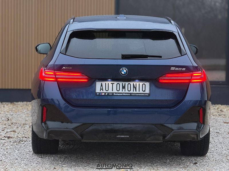 BMW Řada 5 (2025) 550e xDrive Touring M Sport - fotka 12 z 34