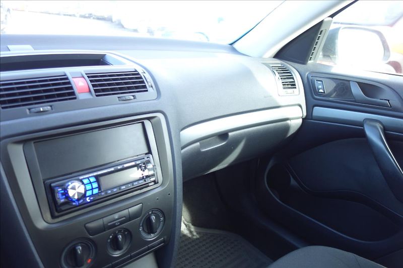 Škoda Octavia 1,6 i 75KW, ČR, SERVIS. KN. - fotka 26 z 35