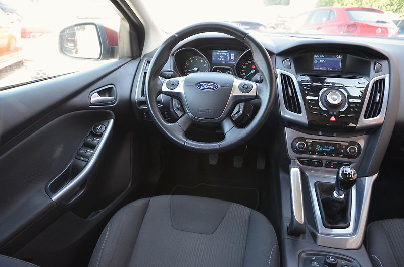 Ford Focus (2011) 1.6 EcoBoost 110kW Titanium  - fotka 17 z 36