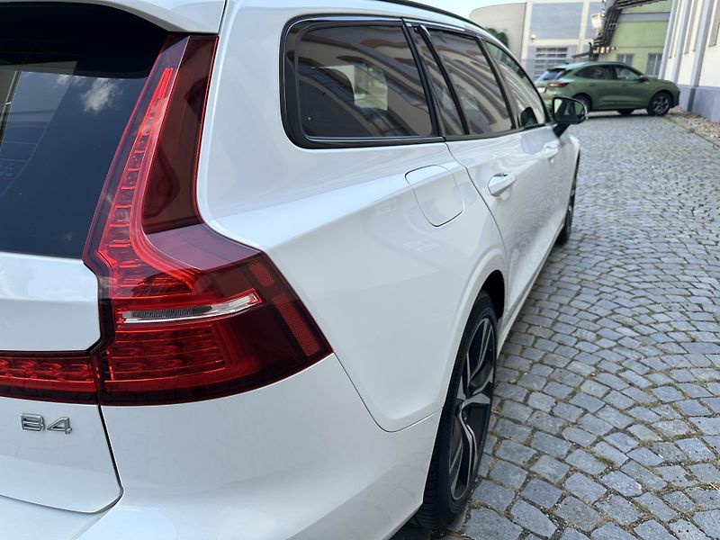 Volvo V60 B4 2,0 145 KW R design - fotka 14 z 18