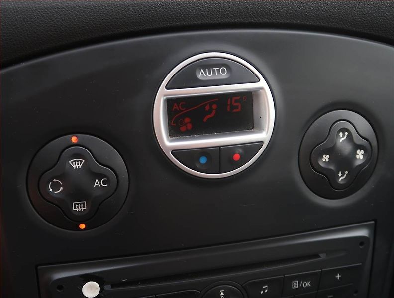 Renault Clio (2009) 1.5 dCi, Automat, Serv.kniha - fotka 16 z 17
