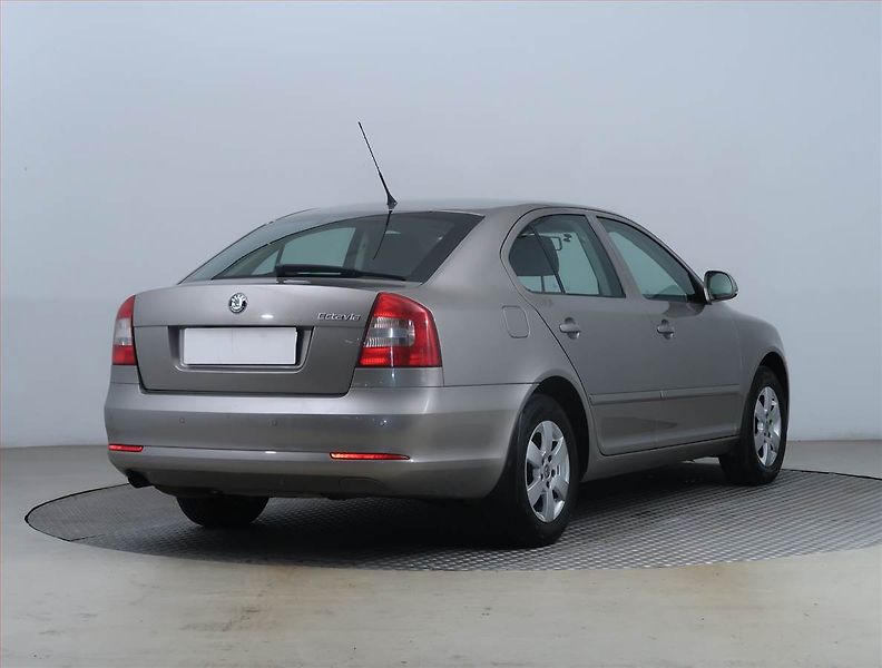 Škoda Octavia (2009) Elegance 1.6, Park. senzory - fotka 5 z 14