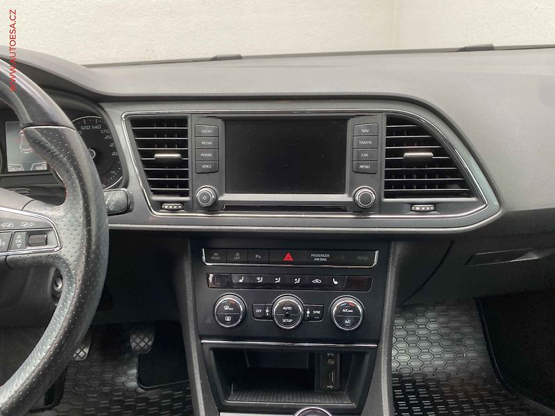 Seat Leon (2016) 2.0TDi, FR, LED, navi - fotka 12 z 19