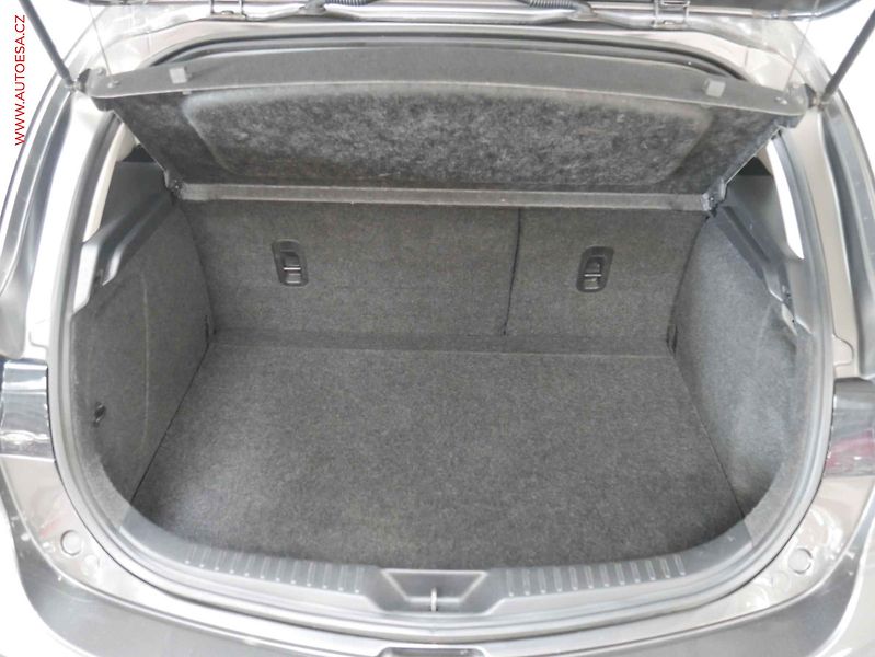 Mazda 3 (2012) 2.0 i, ČR, STK8/28 - fotka 7 z 19
