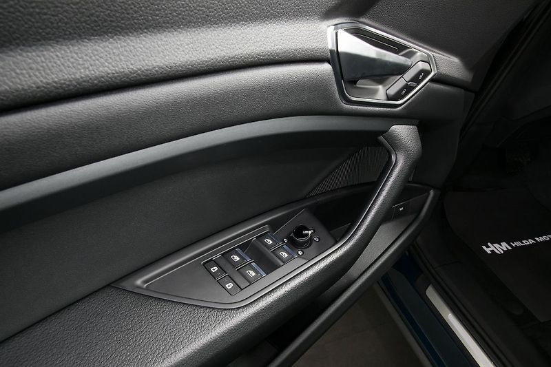 Audi e-tron 55 300kW Kessy ACC HUD ZÁRUKA - fotka 20 z 37