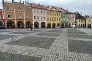 Následky nočního driftování na Valdštejnově náměstí v Jičíně.