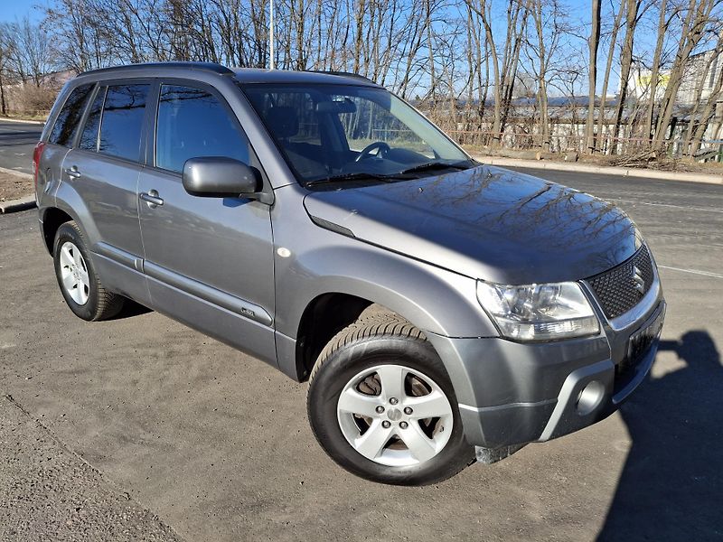 Suzuki Grand Vitara 2.0 benzin  Rezervace - fotka 10 z 43