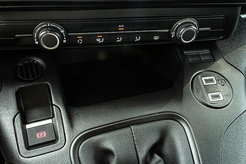 Citroën Berlingo (2026) 1,2 PLUS Petrol 110k + KAMERA - fotka 12 z 14