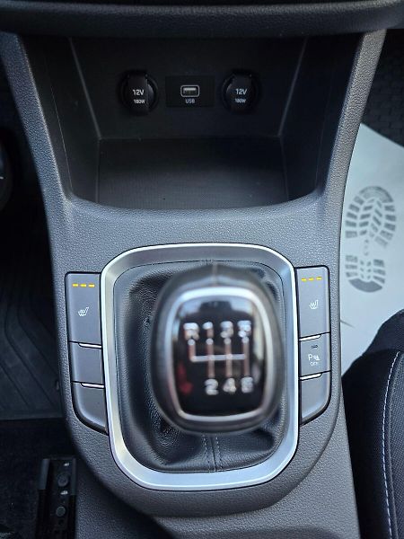 Hyundai i30 1.6CRDi COMFORT LED KAMERA NAV - fotka 27 z 35