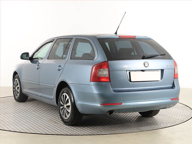 Škoda Octavia (2011) Ambiente 1.6 TDI, Tempomat - fotka 4 z 15