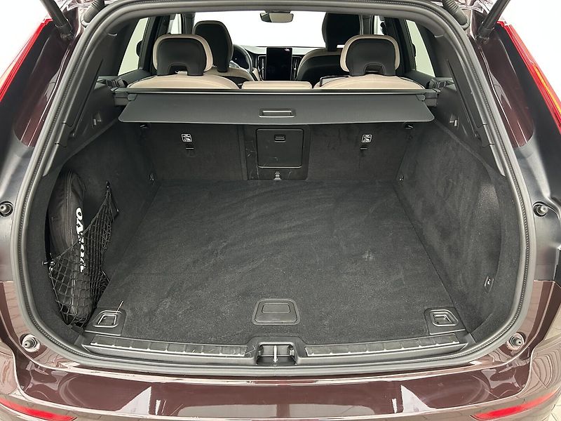 Volvo XC60 2.0 B5 4x4 PLUS DARK - fotka 27 z 30