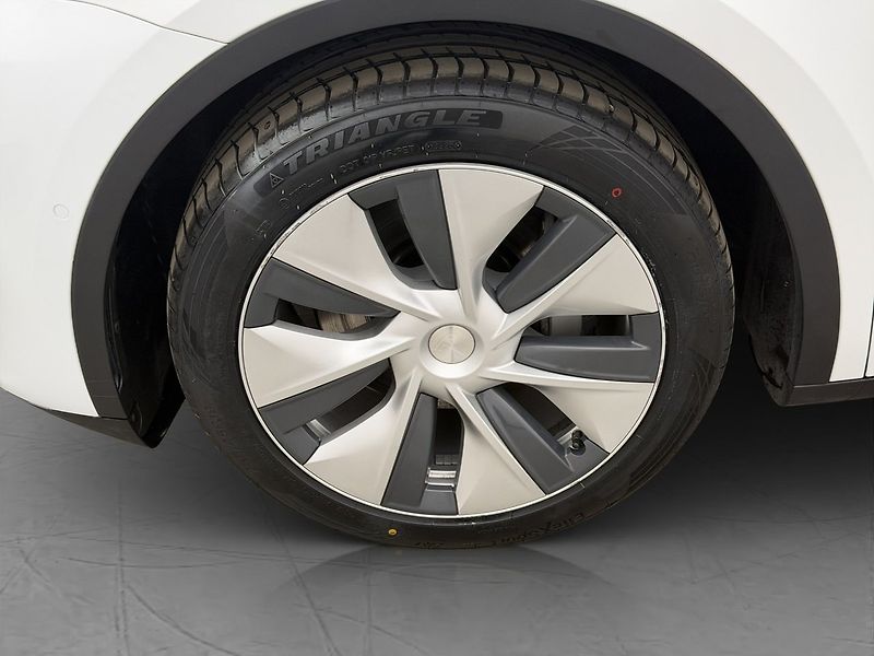 Tesla Model Y Long Range AWD - fotka 8 z 29