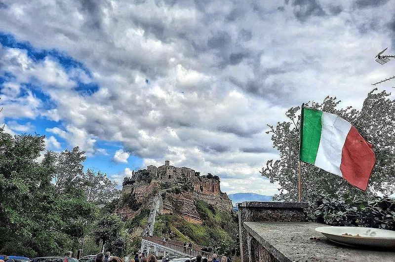 Most vedoucí do města Civita di Bagnoregio.
