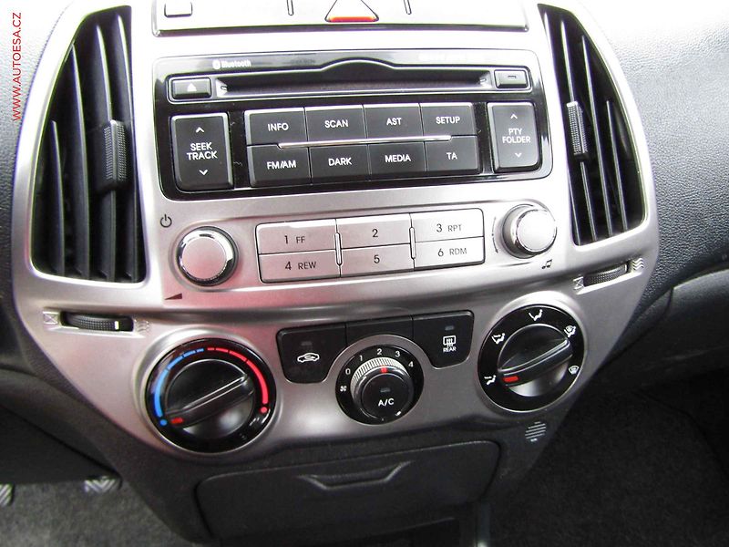 Hyundai i20 (2013) 1.2i, Klima - fotka 12 z 16