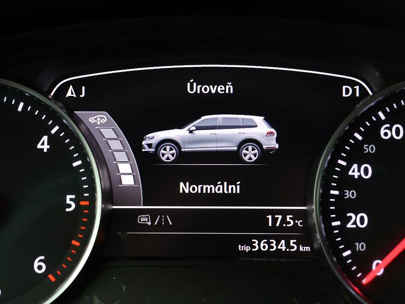 Volkswagen Touareg 3,0 TDI V6 DSG R-LINE CZ 4M - fotka 26 z 37