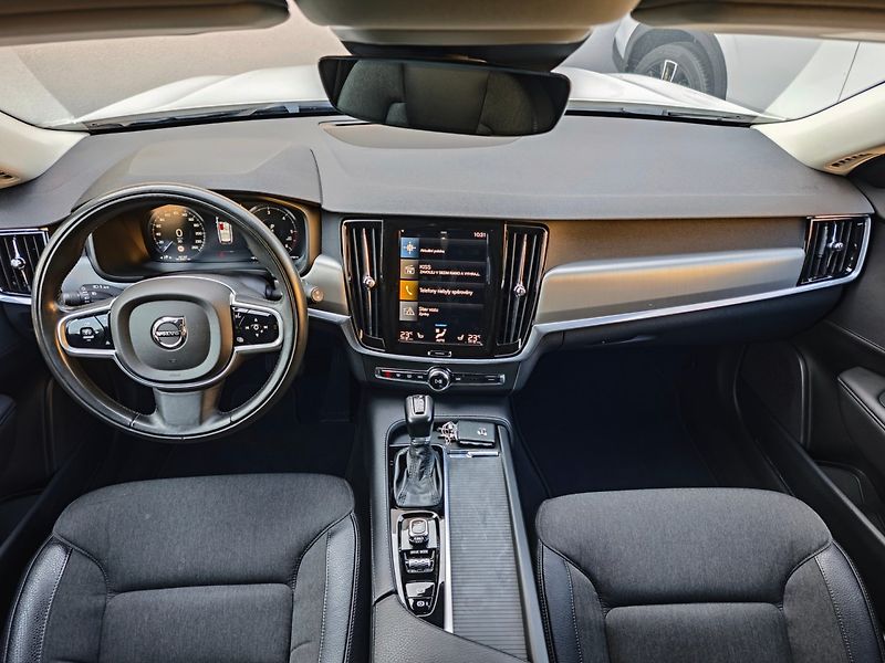 Volvo V90 (2019) 2.0 D4 Momentum 140kW 8AT - fotka 7 z 43