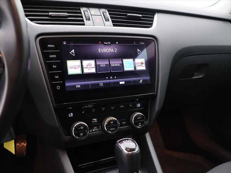 Škoda Octavia 2.0 TDI  DSG Style plus Tažné - fotka 16 z 24