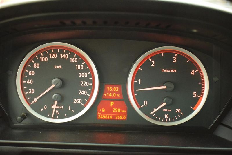 BMW Řada 5 3,0 530XD, xen,navi,servis, - fotka 23 z 28