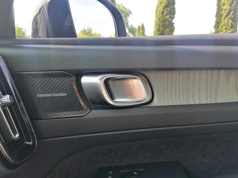 Volvo XC40 (2019) 2.0 T4 AWD INSCRIPTION ČR - fotka 26 z 39