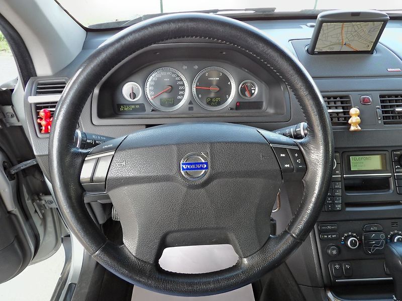 Volvo XC90 2.4D5 136kW AWD Summum Xenon - fotka 10 z 24