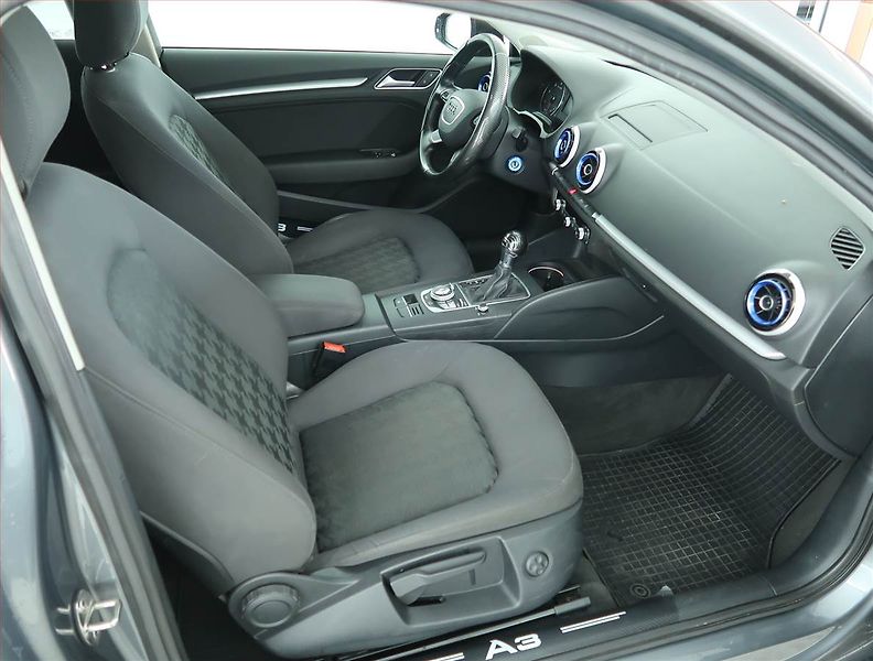 Audi A3 (2015) 1.6 TDI, Automat, Navi - fotka 9 z 17