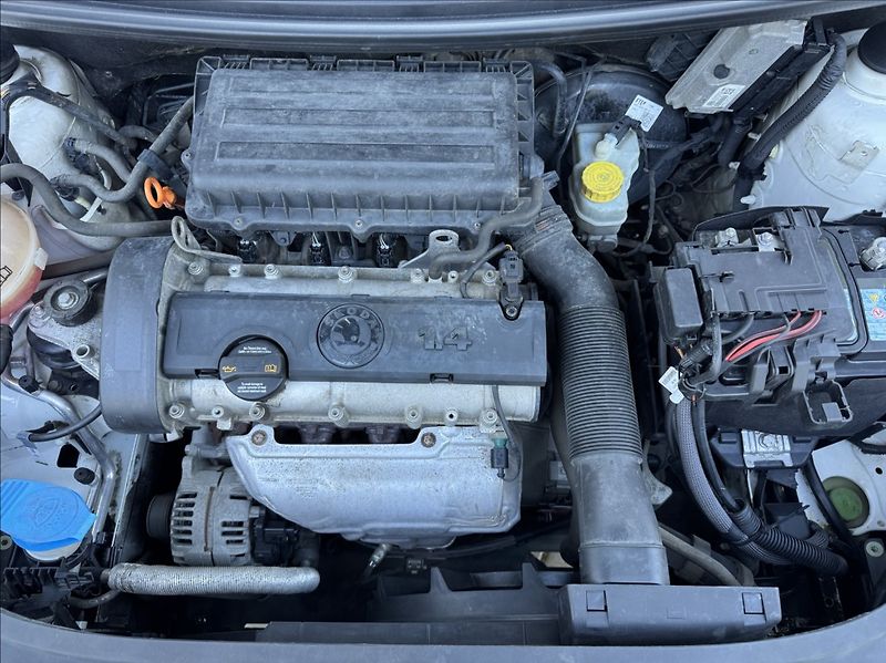 Škoda Fabia 1,4 i 16V 63kW DPH 1.maj ČR - fotka 40 z 47