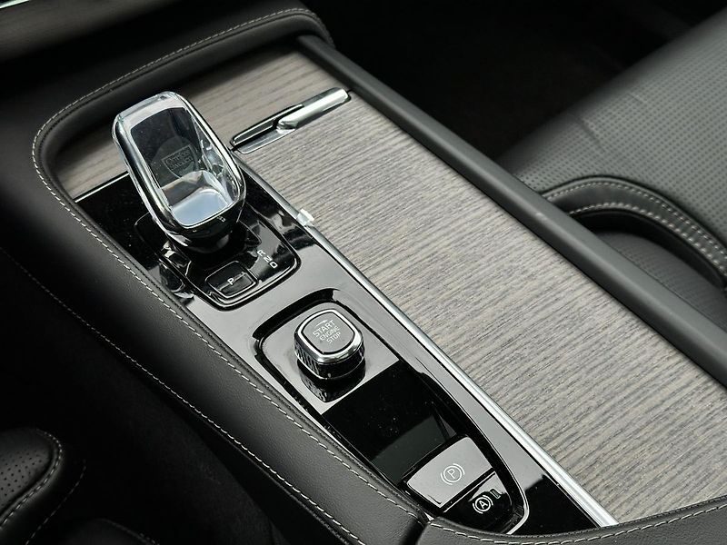 Volvo XC90 B5 AWD Ultimate PANO VZDUCH - fotka 10 z 20