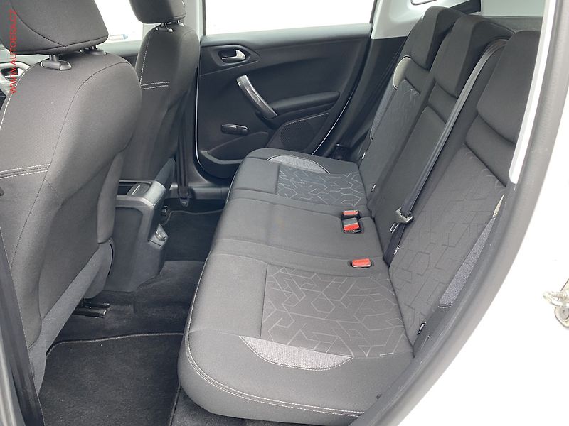 Peugeot 2008 (2017) 1.2 PT, ČR, GT Line - fotka 10 z 18