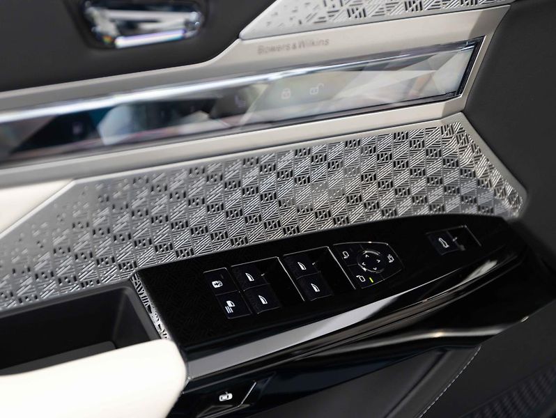 BMW Řada 7 750e xDrive - fotka 17 z 23