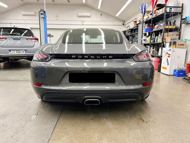 Porsche 718 Cayman 2.0 220kW - fotka 8 z 18