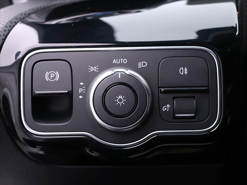 Mercedes-Benz Třídy A 1,3 200 120kW Aut. CZ kůže DPH - fotka 17 z 36