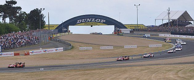 Start závodu 24 hodin Le Mans 2023., zdroj: Wikimedia Commons, BrokenGearbox, CC BY 4.0