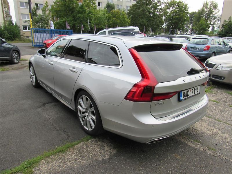 Volvo V90 2,0 D5 173kW AWD Automat - fotka 4 z 33