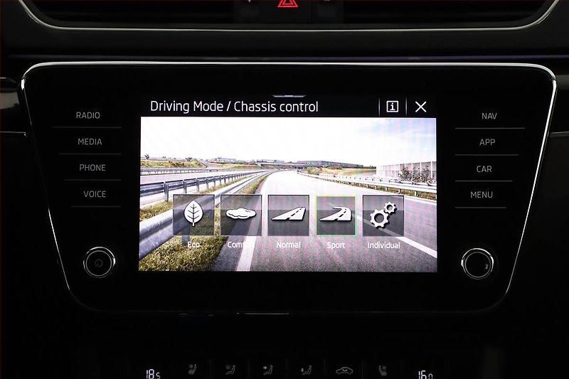 Škoda Superb (2021) Laurin&Klement 1.5 TSI - fotka 15 z 20