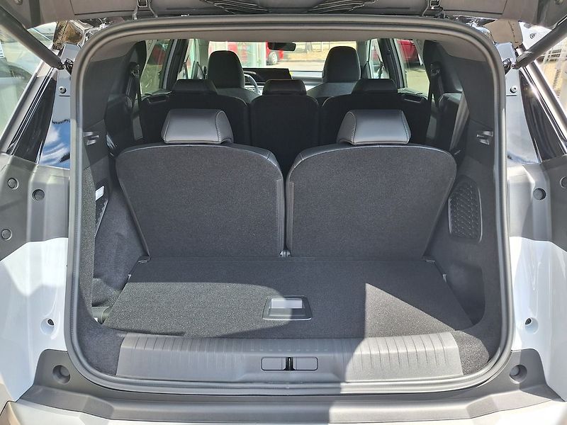 Peugeot 5008 (2026) GT Hybrid 145 e-DCS6 - fotka 6 z 17