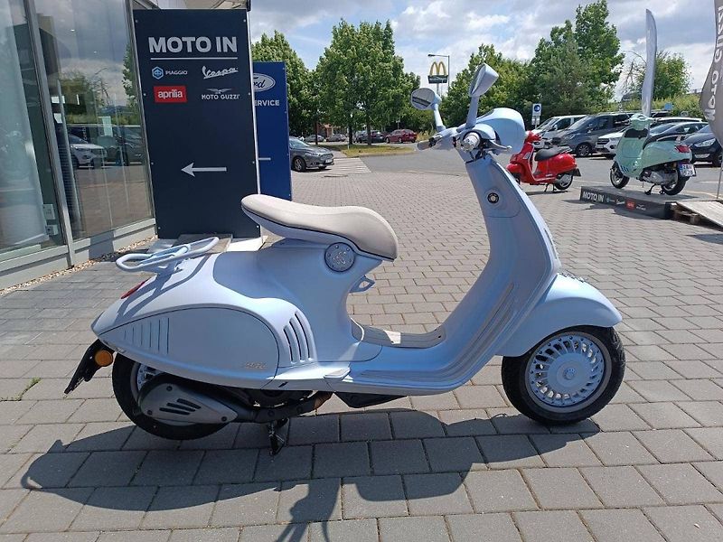 Vespa 946 (2025) 946 Snake Azzuro (sleva 20.000 - fotka 8 z 17