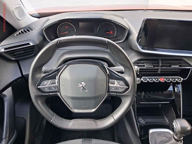 Peugeot 2008 (2021) 1.2 PT, ČR, Allure - fotka 11 z 17