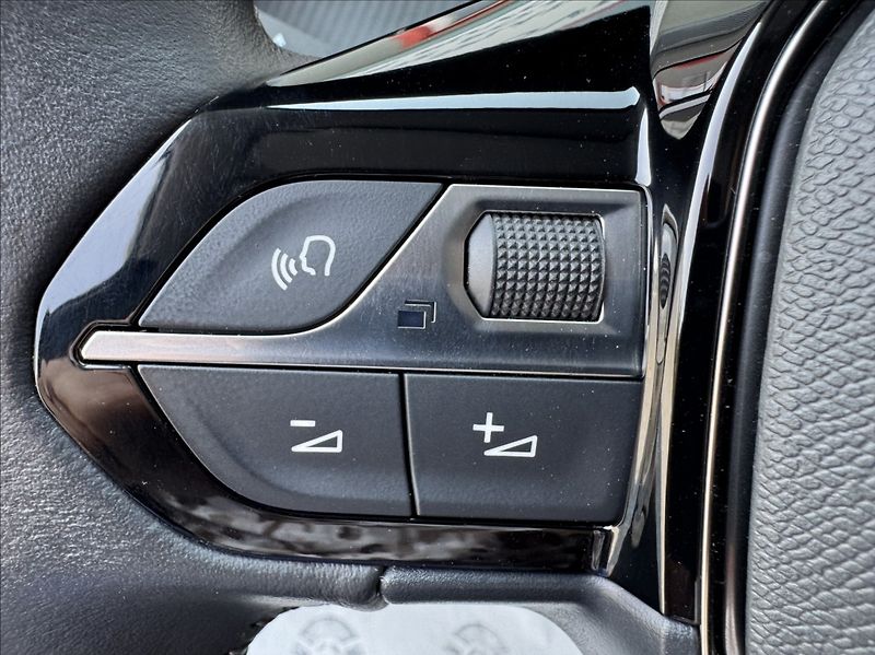 Peugeot 2008 1,2 i ALLURE DPH 1.maj původČR - fotka 30 z 50