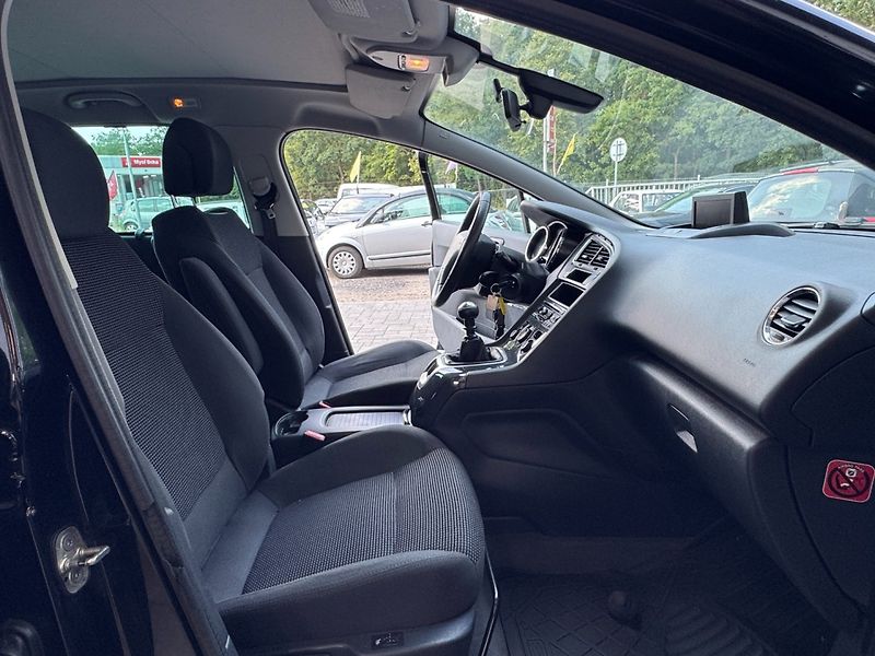 Peugeot 5008 (2012) 1.6HDi, 82kW - fotka 12 z 29