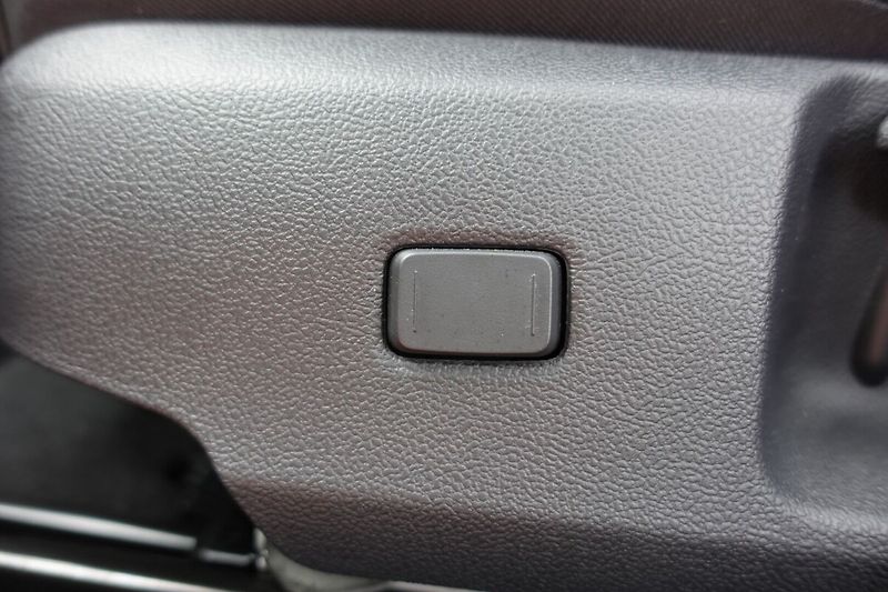 Toyota Corolla 2,0 HEV GR SPORT JBL - fotka 19 z 33