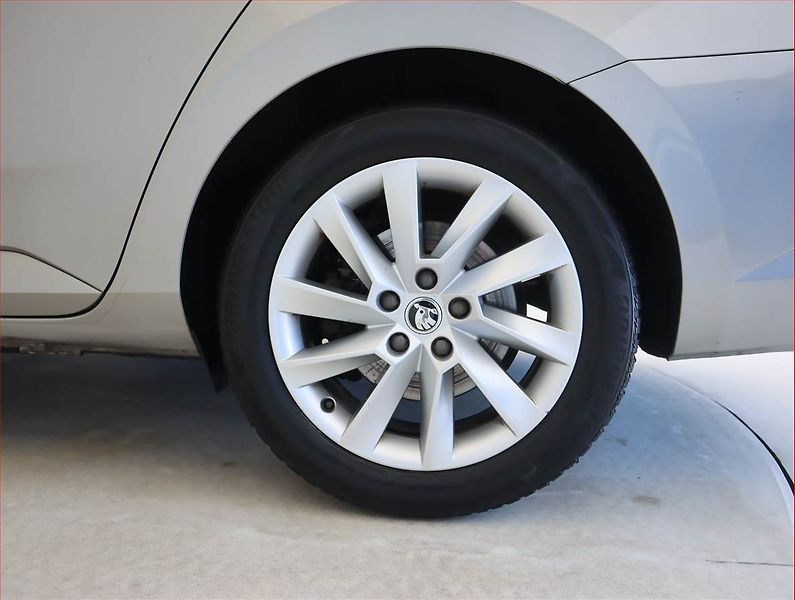 Škoda Superb (2017) 1.6 TDI, Automat, Navi - fotka 15 z 23