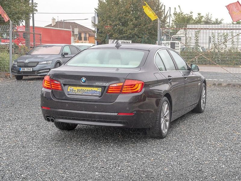 BMW Řada 5 (2010) 3.0i mat – NAVI - fotka 5 z 49