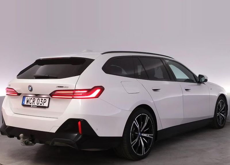 BMW i5 xDrive40 Touring M SoH 96% Taž - fotka 4 z 26
