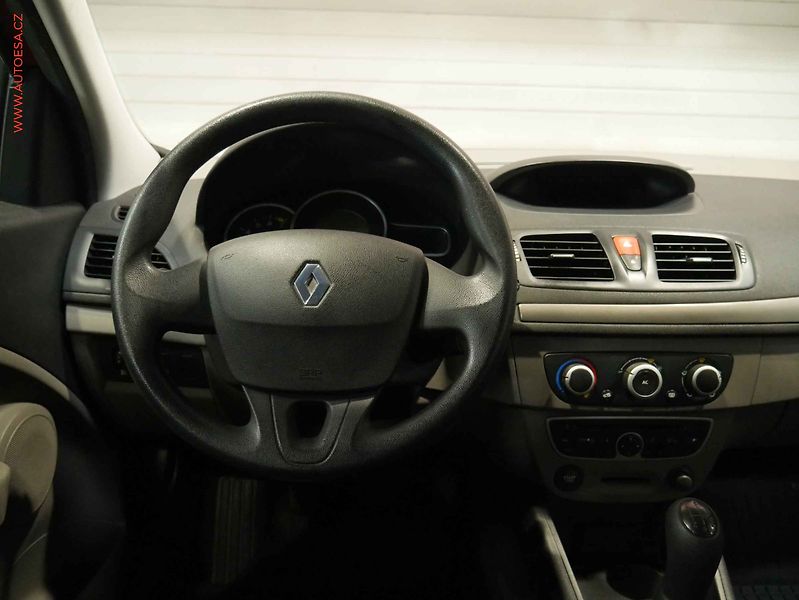 Renault Mégane (2009) 1.6i, 2.maj,ČR, AC, tažné - fotka 11 z 18