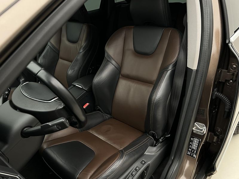Volvo XC60 D5 AWD SUMMUM AUT CZ - fotka 15 z 38