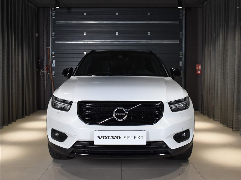 Volvo XC40 2,0 B4 AWD R-design BLIS - fotka 6 z 25