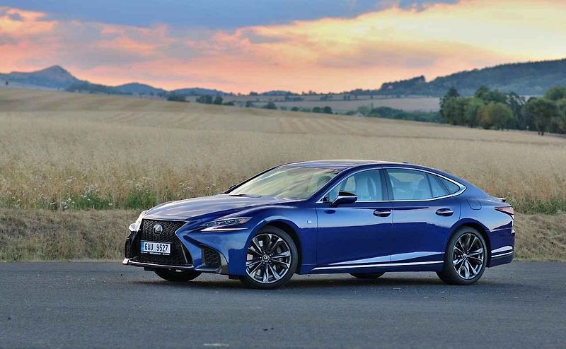 Lexus LS 500.