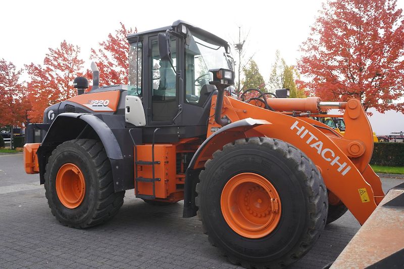 Hitachi (2018) ZW220 articulated loader - fotka 8 z 24