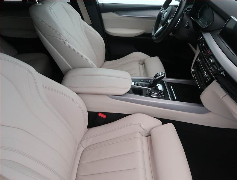 BMW X5 (2018) xDrive40d - fotka 9 z 14