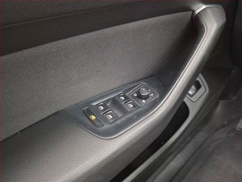 Volkswagen Passat (2015) 2.0 TDI, Automat, Navi - fotka 19 z 19